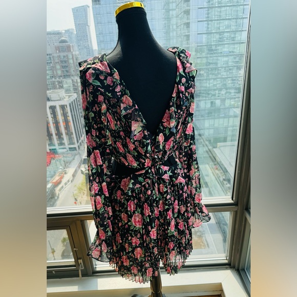 🆕 AMUR 🧿 X REVOLVE NWOT Sleeveless V Neck Pleat Floral Romper Size 8 - Picture 9 of 16